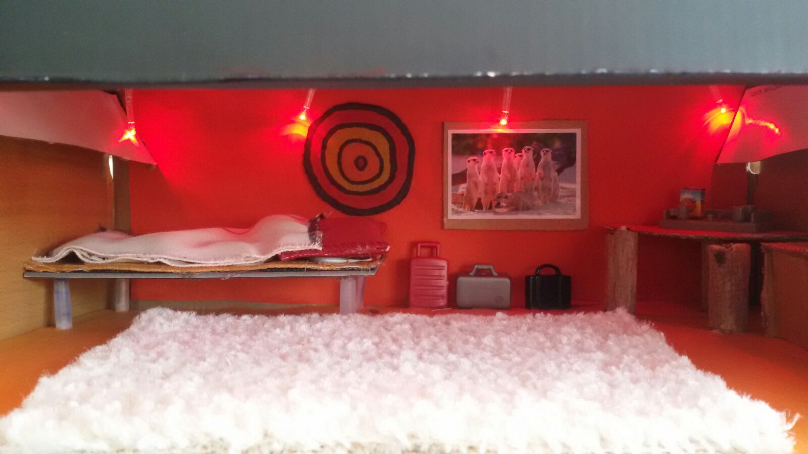 Miniaturräume aus Resten von Bodenbelag und Stoffen - Projektwoche in Frankfurter Schule
