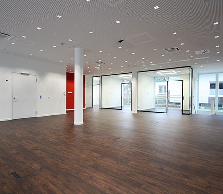 Referenz August Karp Raumgestaltung - Bild 1 LVT Designbelag optisch wie Parkett für Sparkasse in Frankfurt